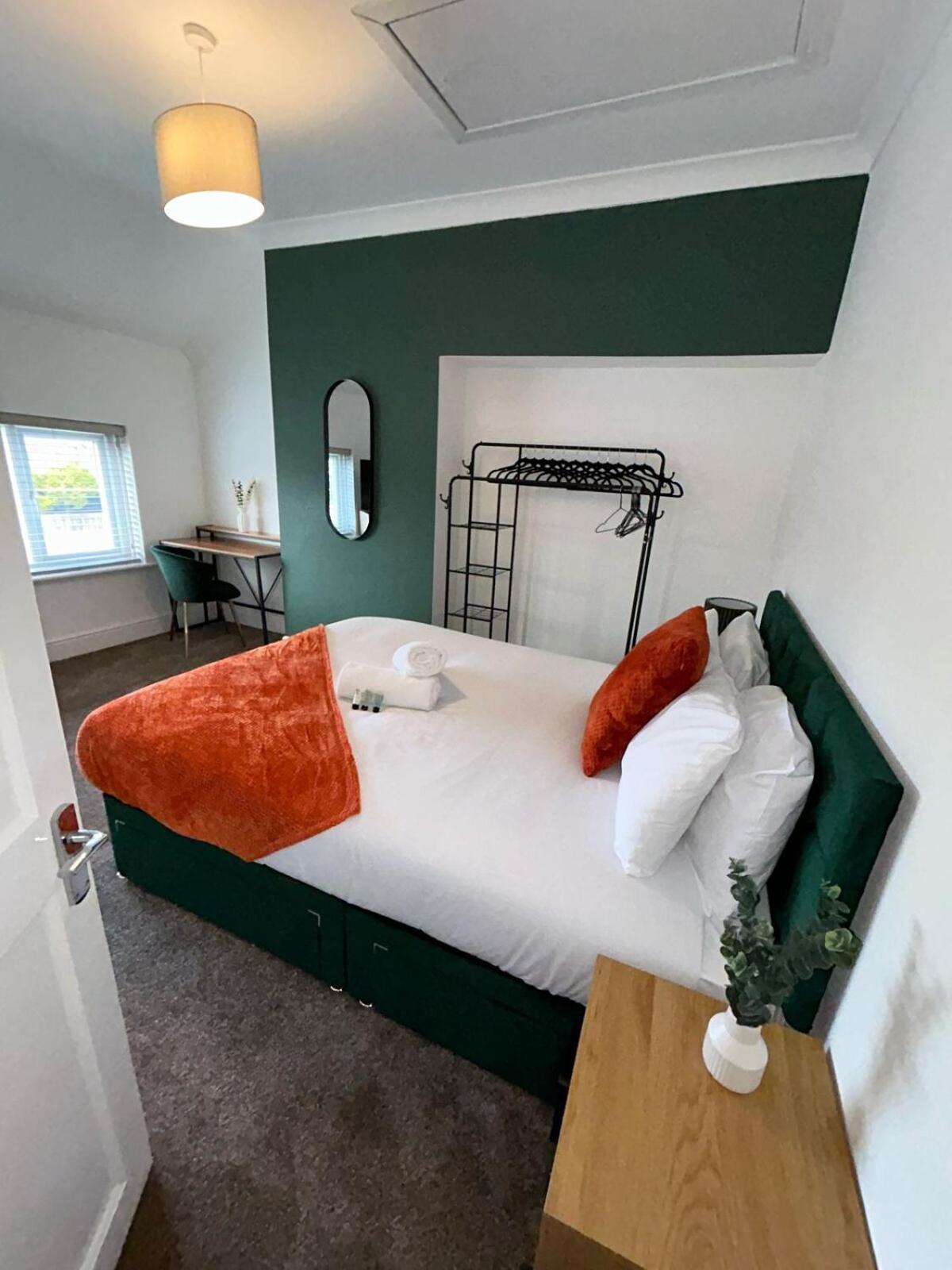 Large 4 Bed - Fast Wifi, Smart Tv's & Free Parking - Near A66 Apartamento