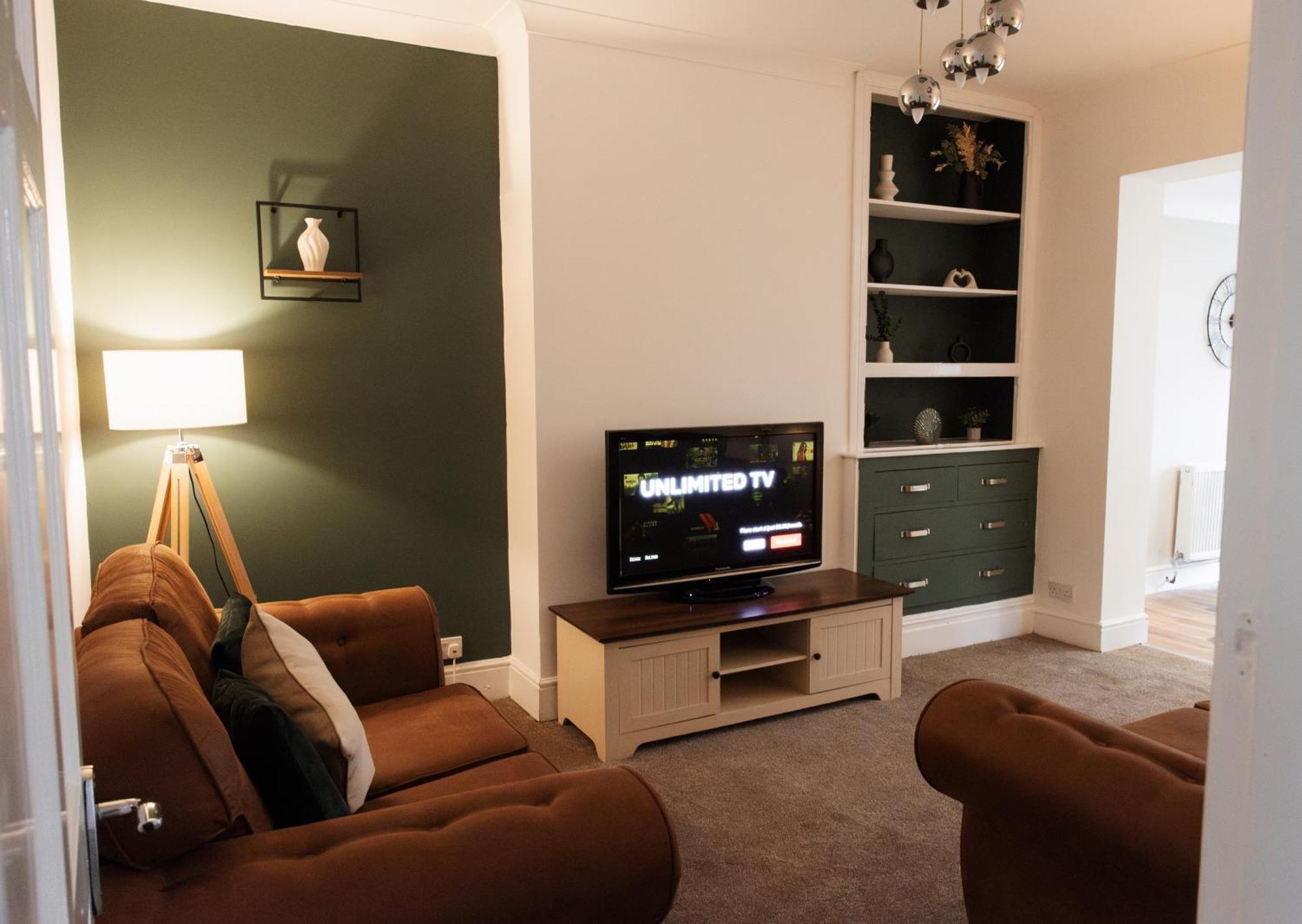 Large 4 Bed - Fast Wifi, Smart Tv's & Free Parking - Near A66 *