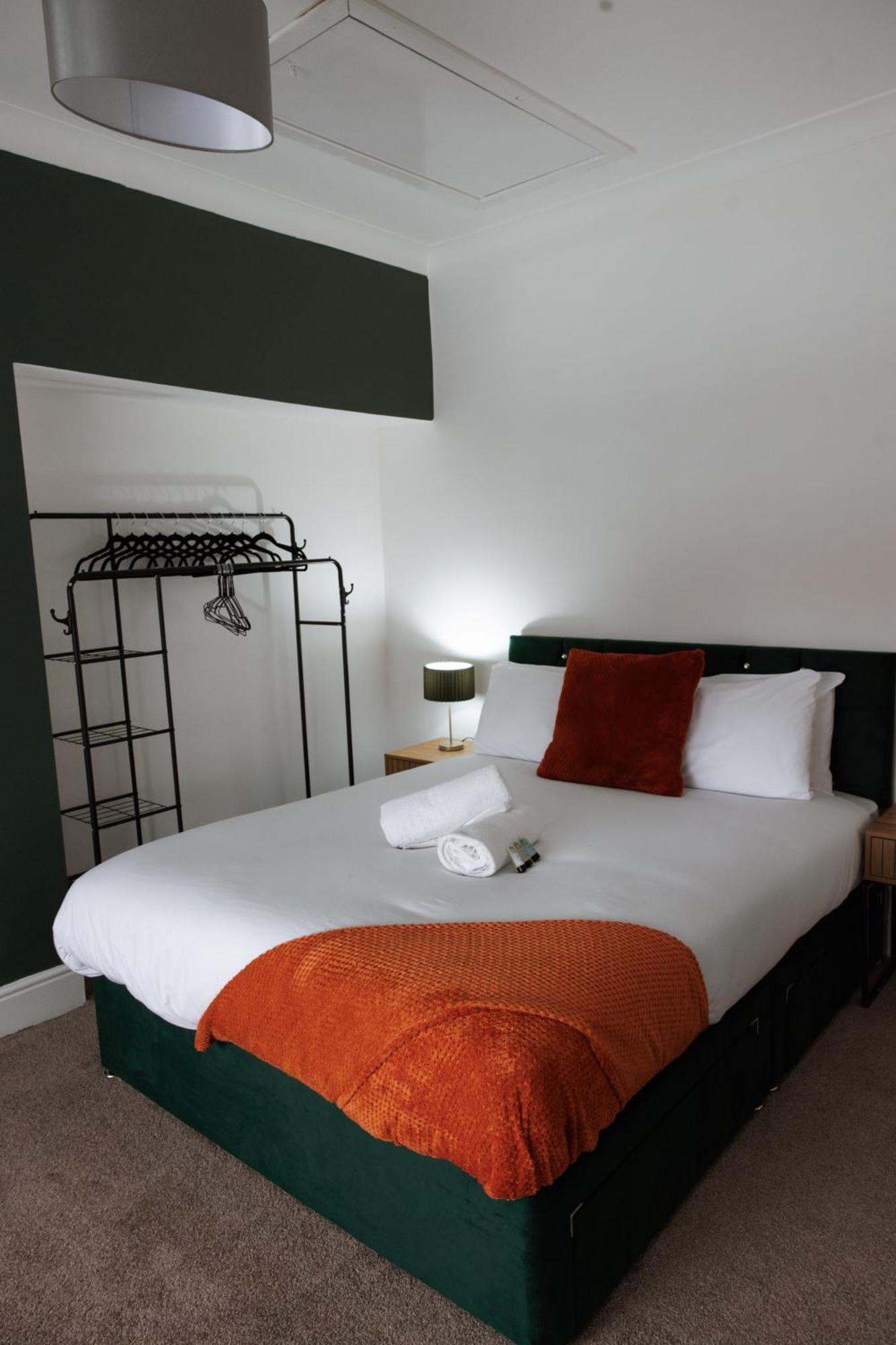 Large 4 Bed - Fast Wifi, Smart Tv's & Free Parking - Near A66 Apartamento Stockton-on-Tees