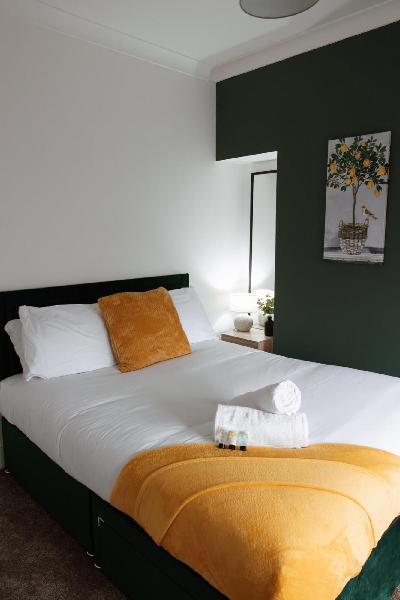 Apartamento Large 4 Bed - Fast Wifi, Smart Tv's & Free Parking - Near A66 *