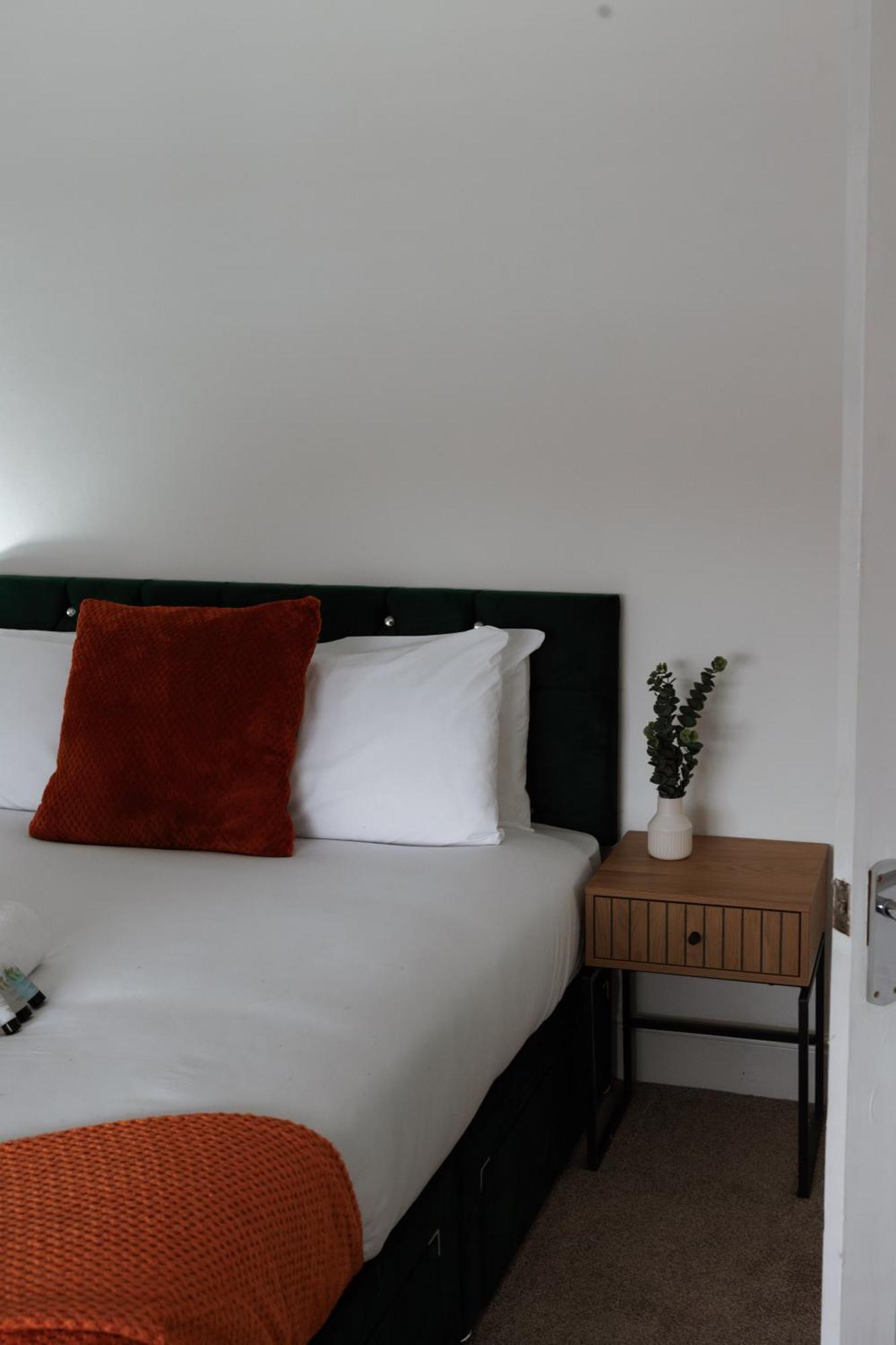 Large 4 Bed - Fast Wifi, Smart Tv's & Free Parking - Near A66 Apartamento