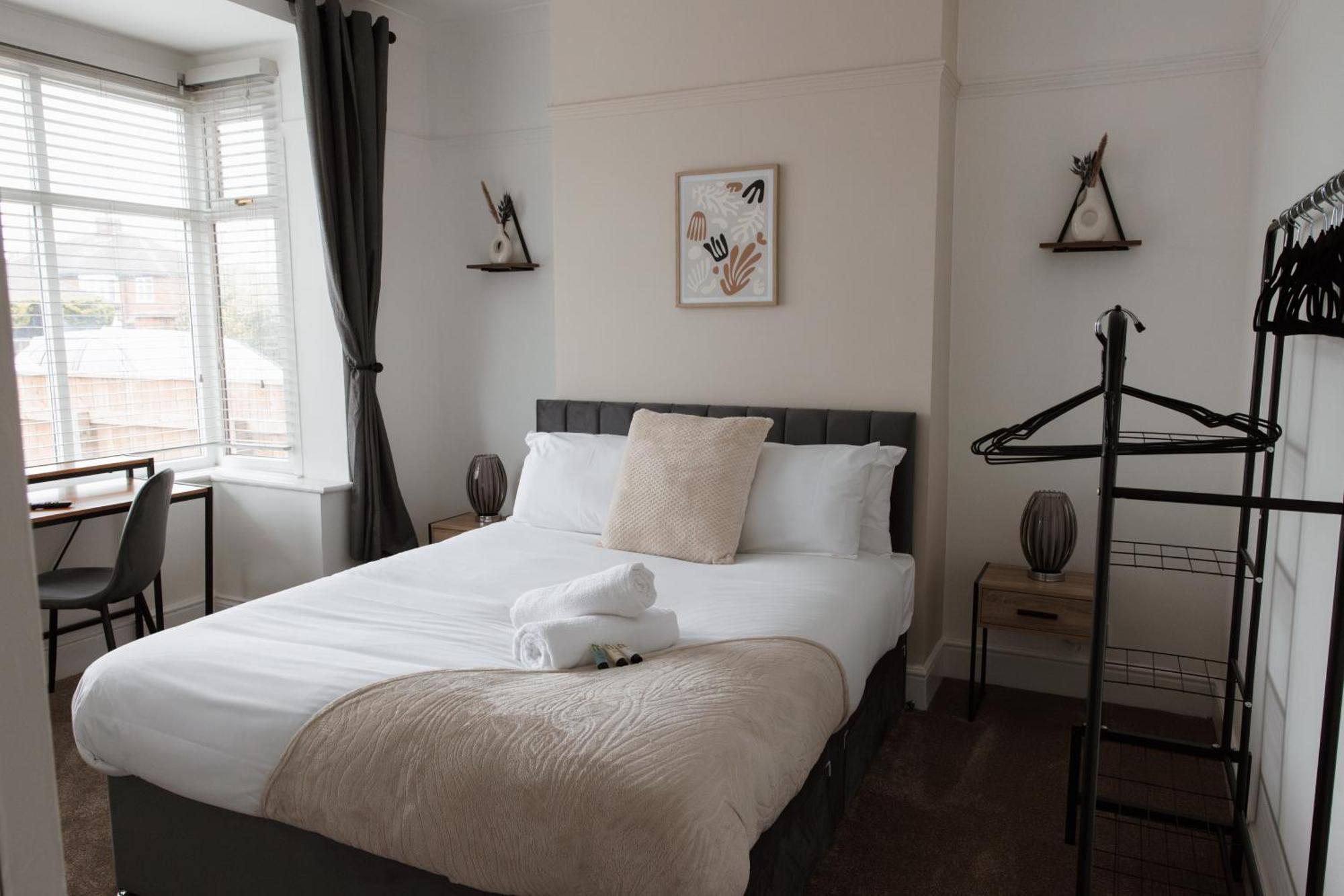Large 4 Bed - Fast Wifi, Smart Tv's & Free Parking - Near A66 *