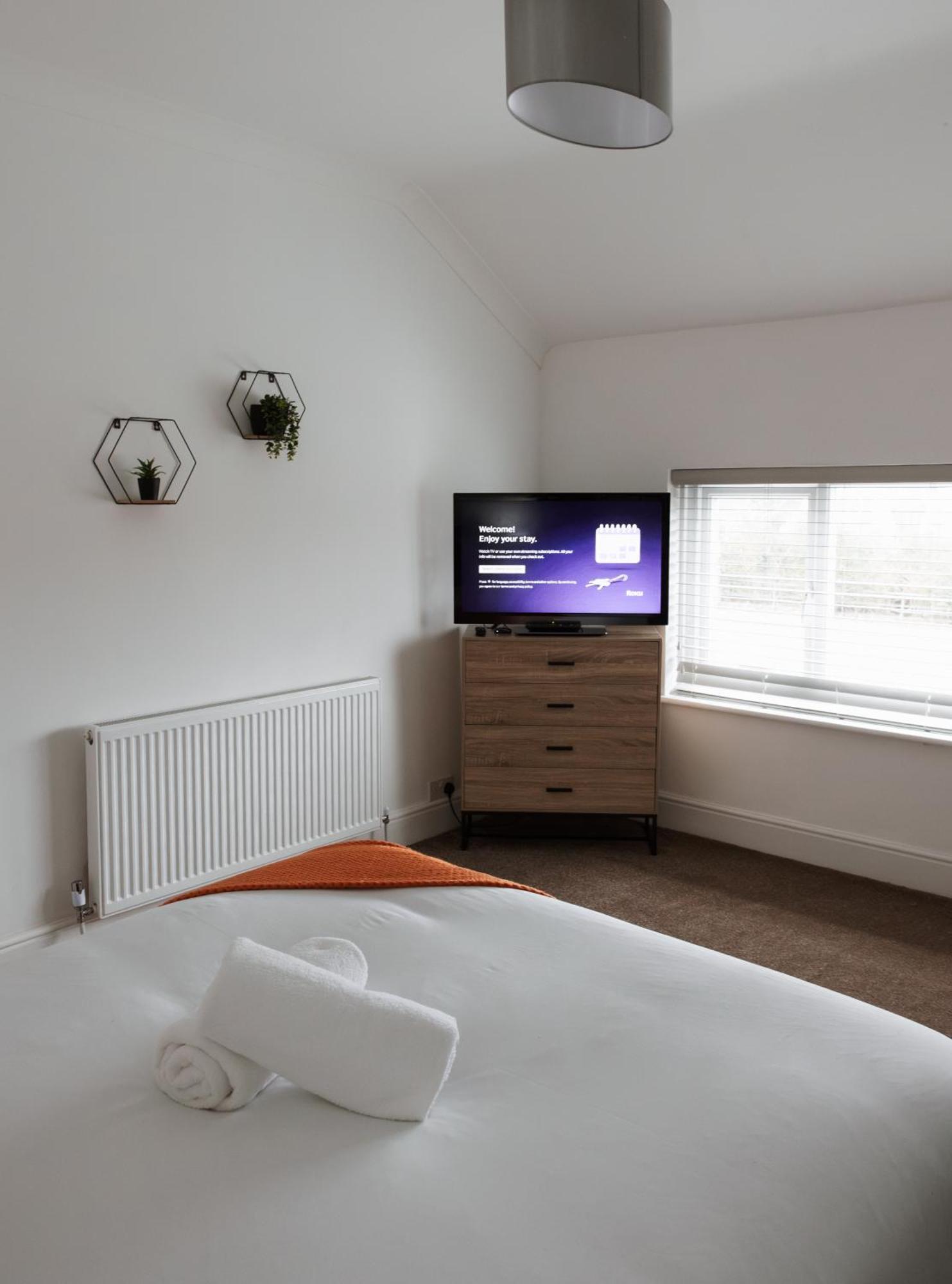 Large 4 Bed - Fast Wifi, Smart Tv's & Free Parking - Near A66 Apartamento Stockton-on-Tees