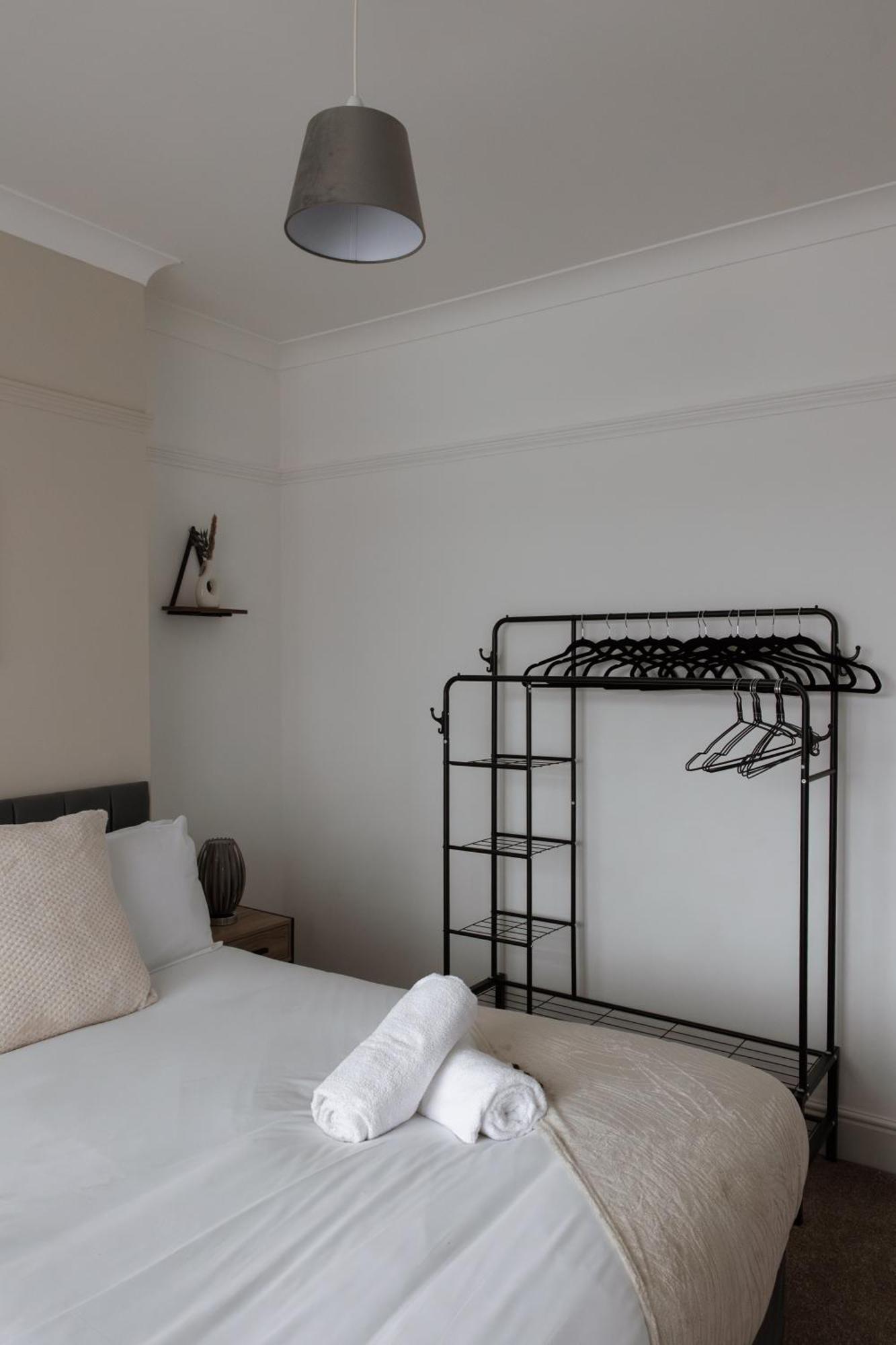 Large 4 Bed - Fast Wifi, Smart Tv's & Free Parking - Near A66 Apartamento *