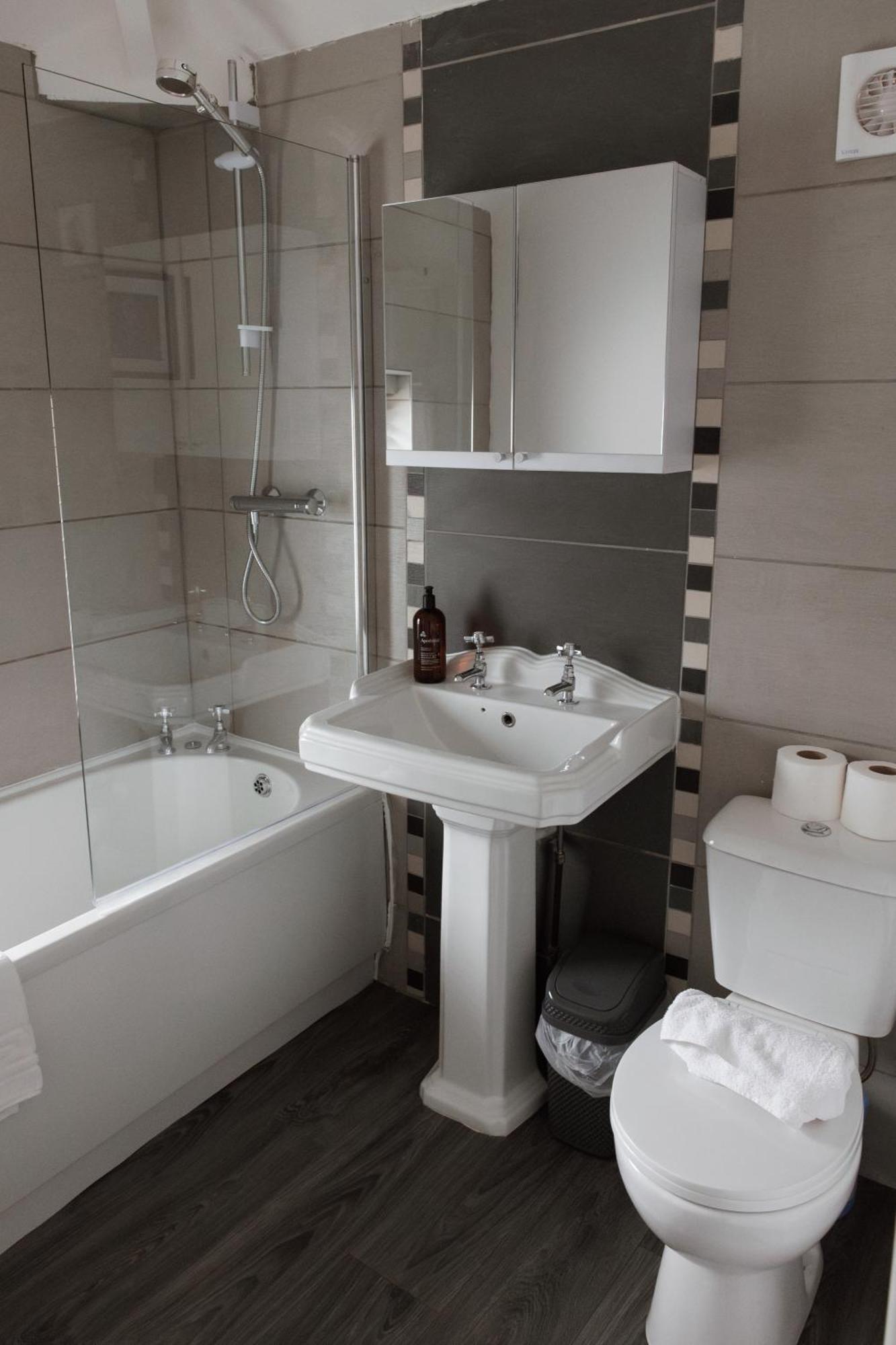 Large 4 Bed - Fast Wifi, Smart Tv's & Free Parking - Near A66