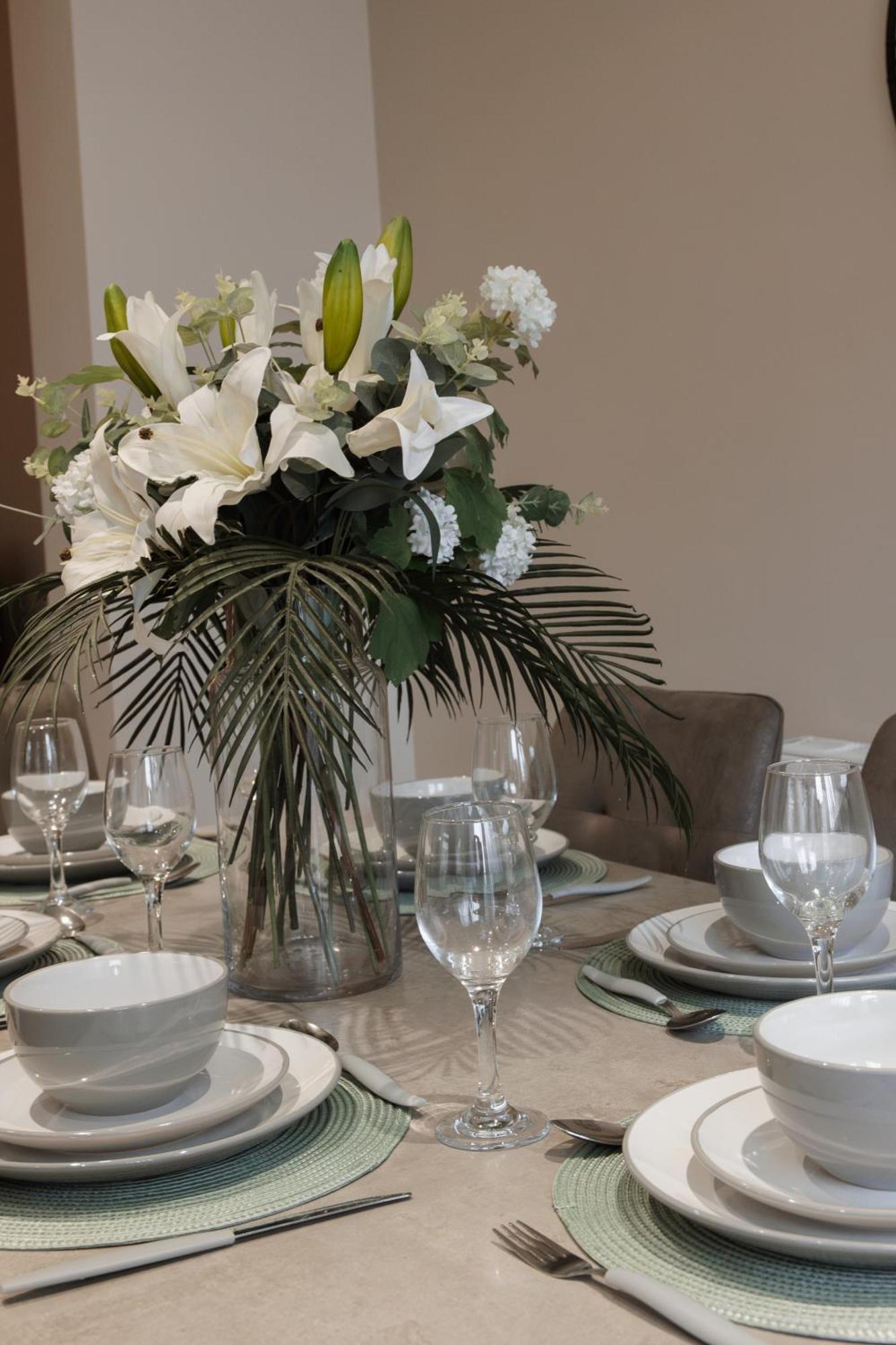 Apartamento Large 4 Bed - Fast Wifi, Smart Tv's & Free Parking - Near A66 *