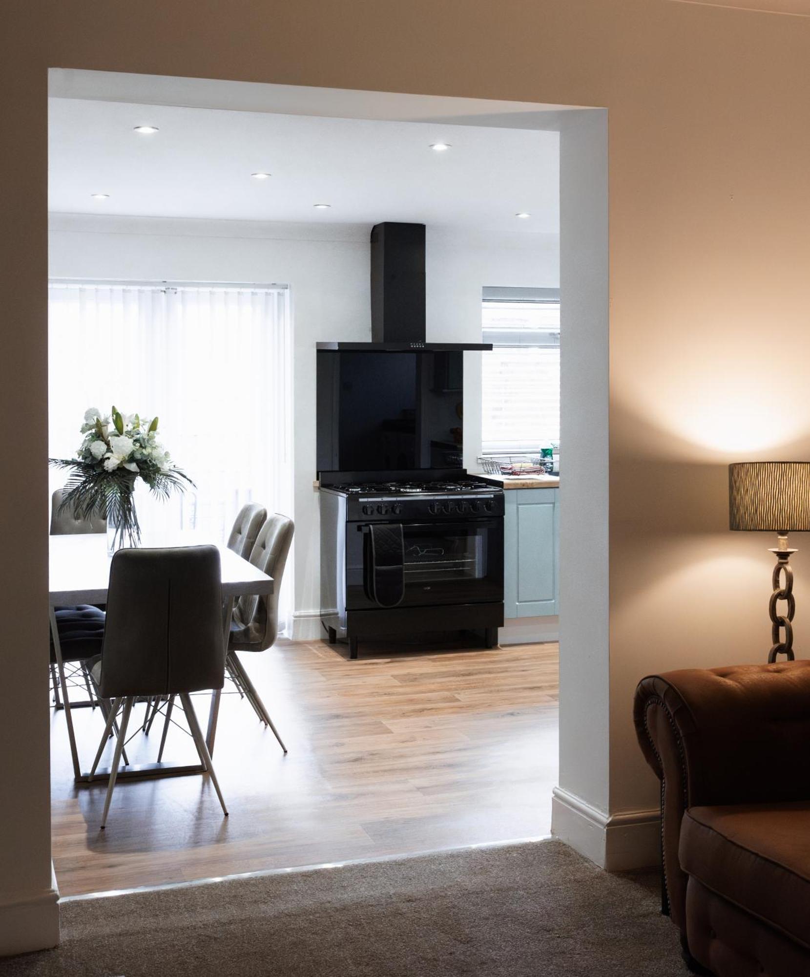 Apartamento Large 4 Bed - Fast Wifi, Smart Tv's & Free Parking - Near A66 *