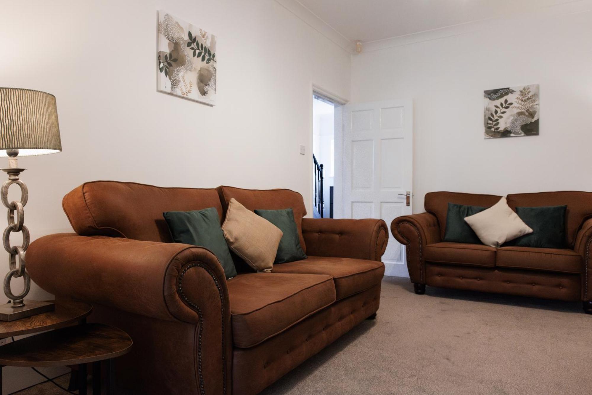 Large 4 Bed - Fast Wifi, Smart Tv's & Free Parking - Near A66 Apartamento *